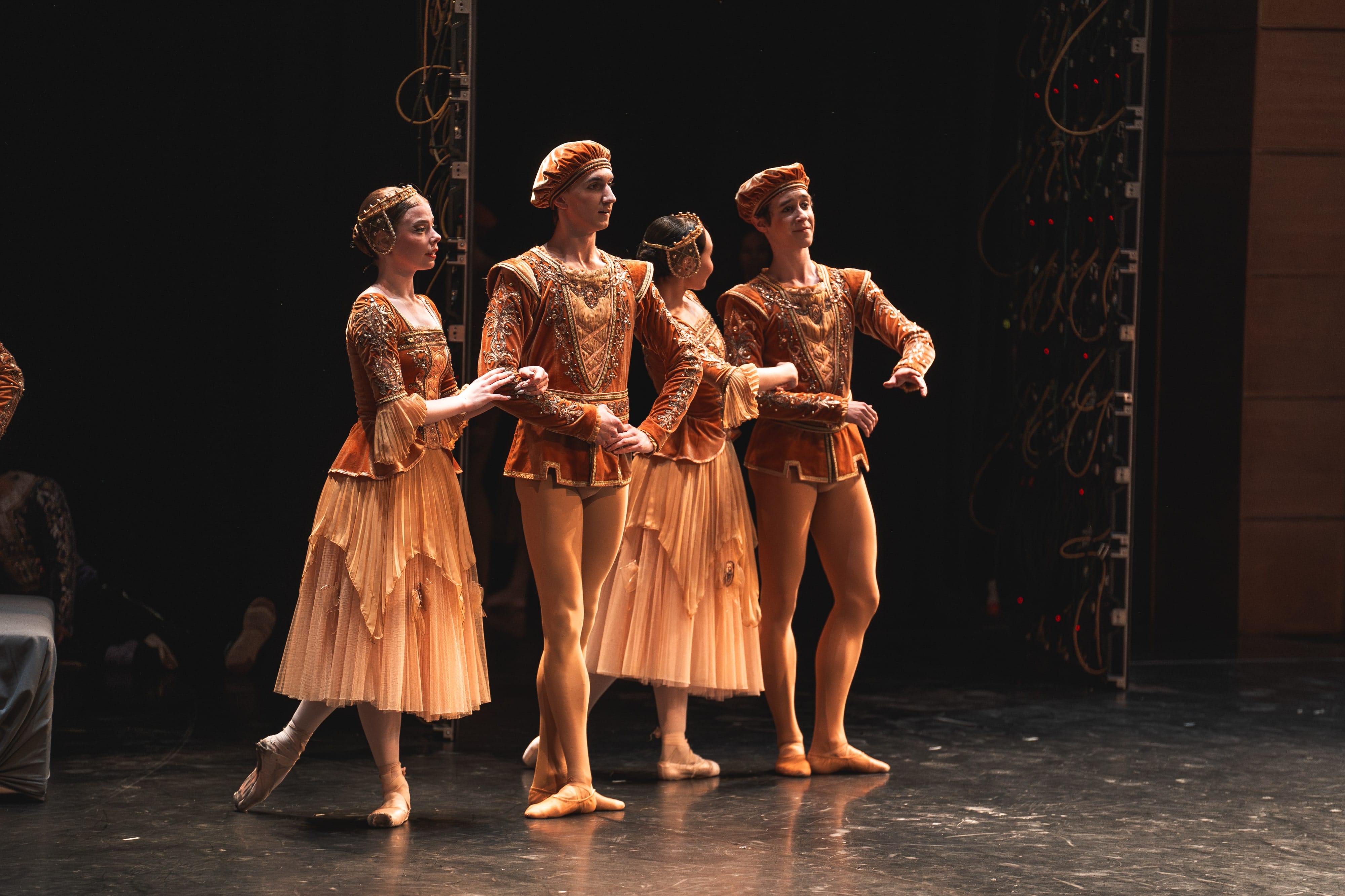 Sohilda yalangoch milflar guruhi Seks qizlar Vladivostok