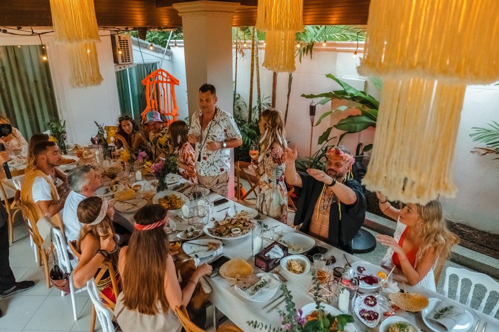 гости за столом