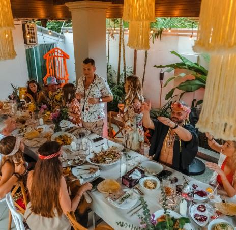 гости за столом 23