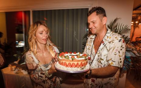 гости и торт 56