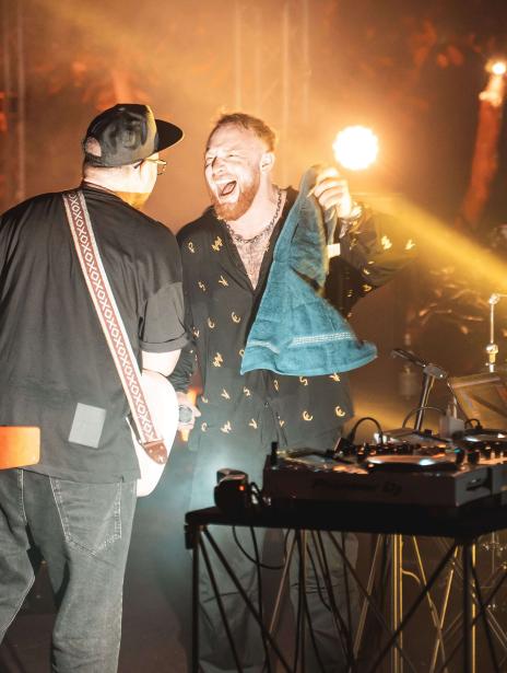 артист и звуковое оборудование 19