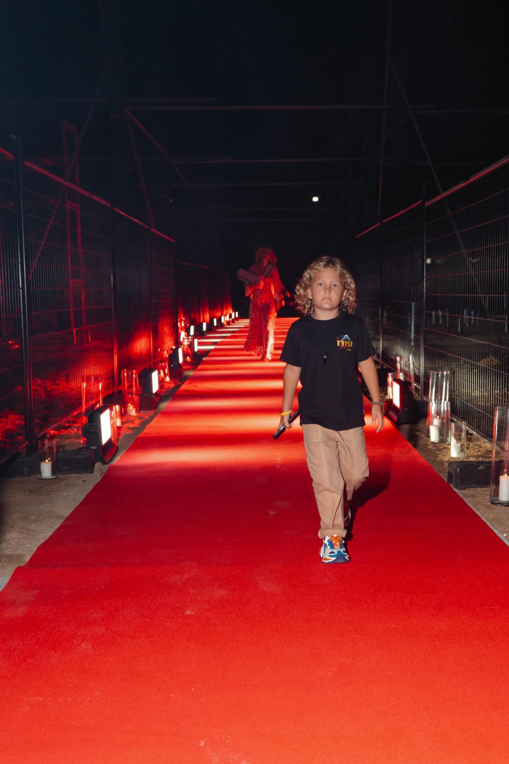 красная ковровая дорожка