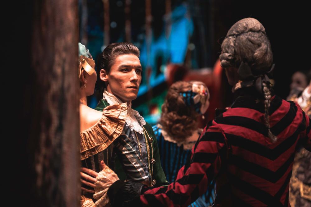 артисты на сцене