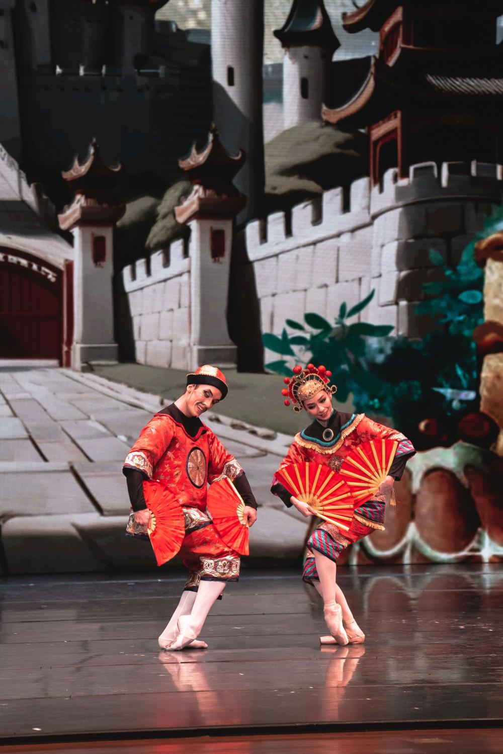 артисты на сцене