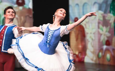 артисты на сцене 26