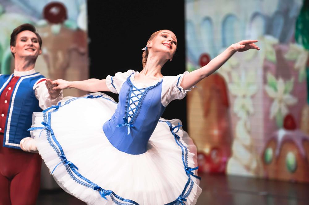 артисты на сцене