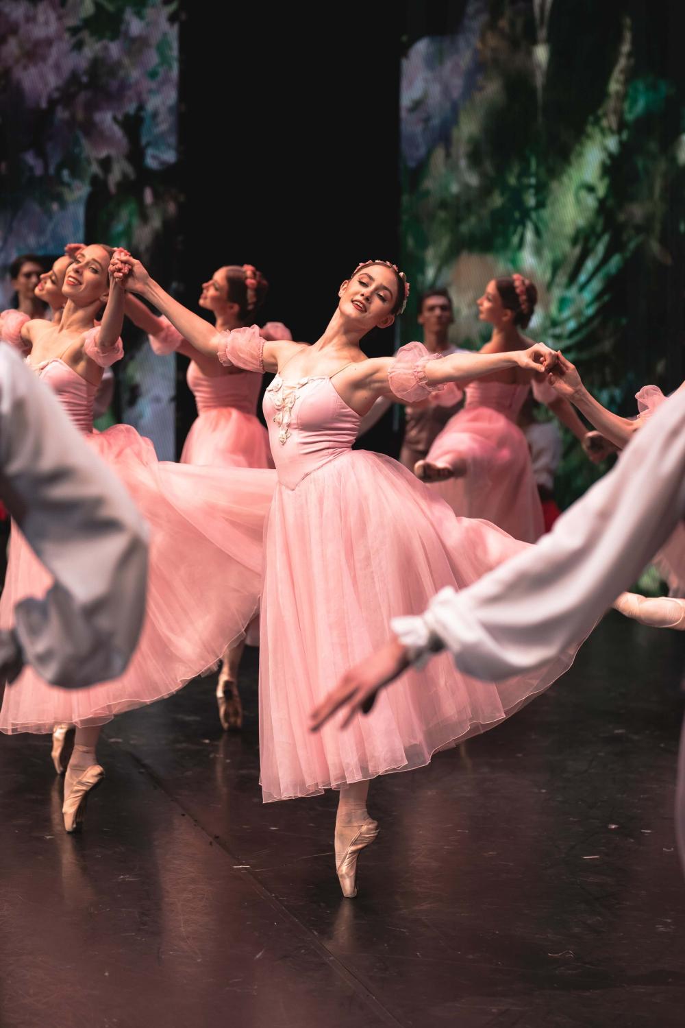 артисты на сцене