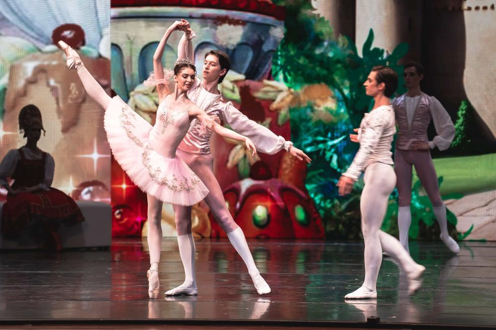 артисты на сцене