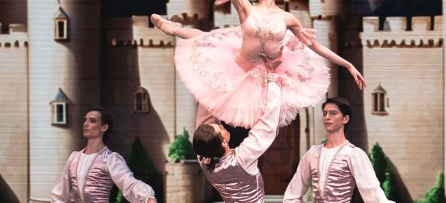 артисты на сцене 35