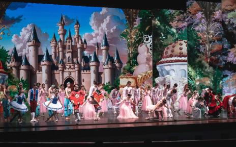 артисты на сцене 42