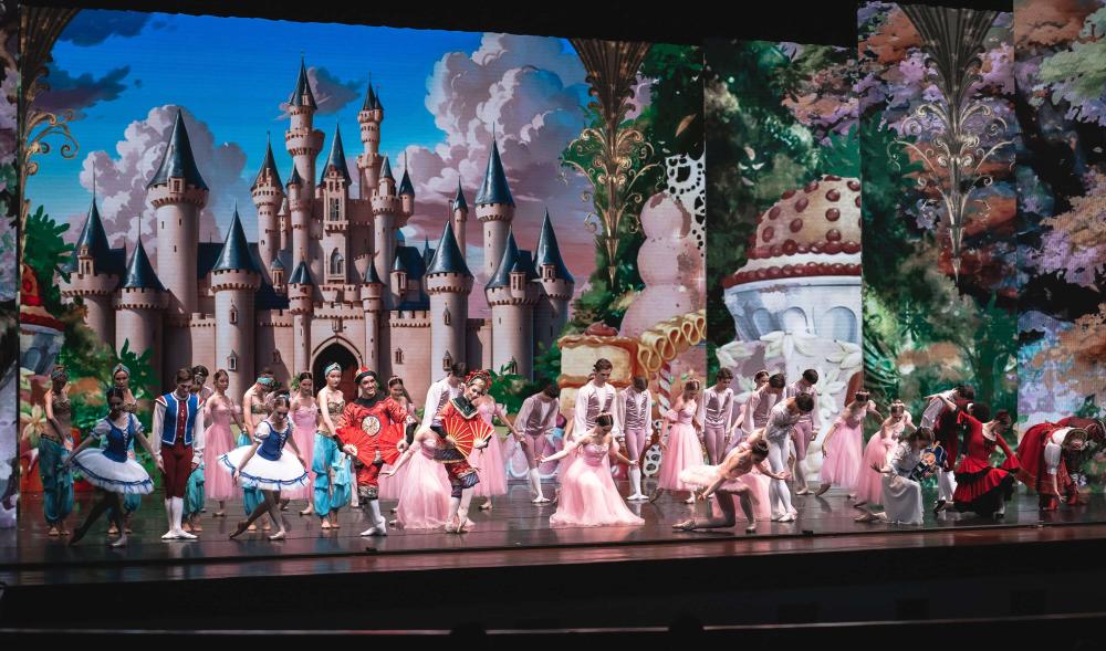 артисты на сцене