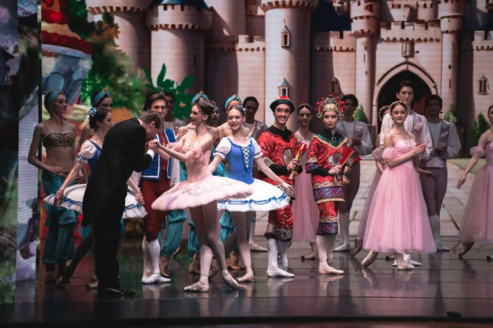 артисты на сцене