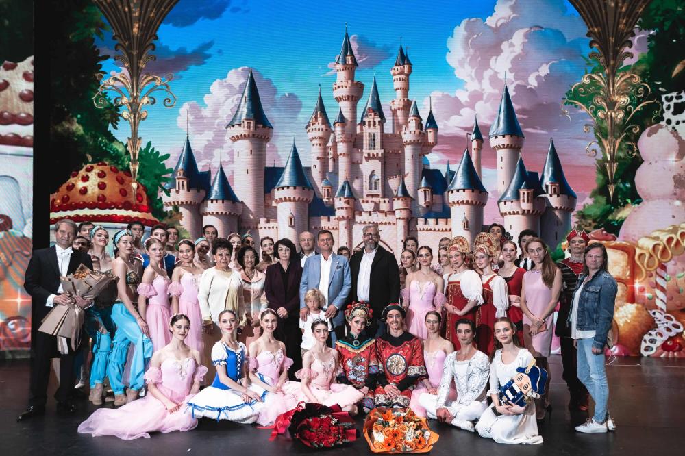 артисты на сцене