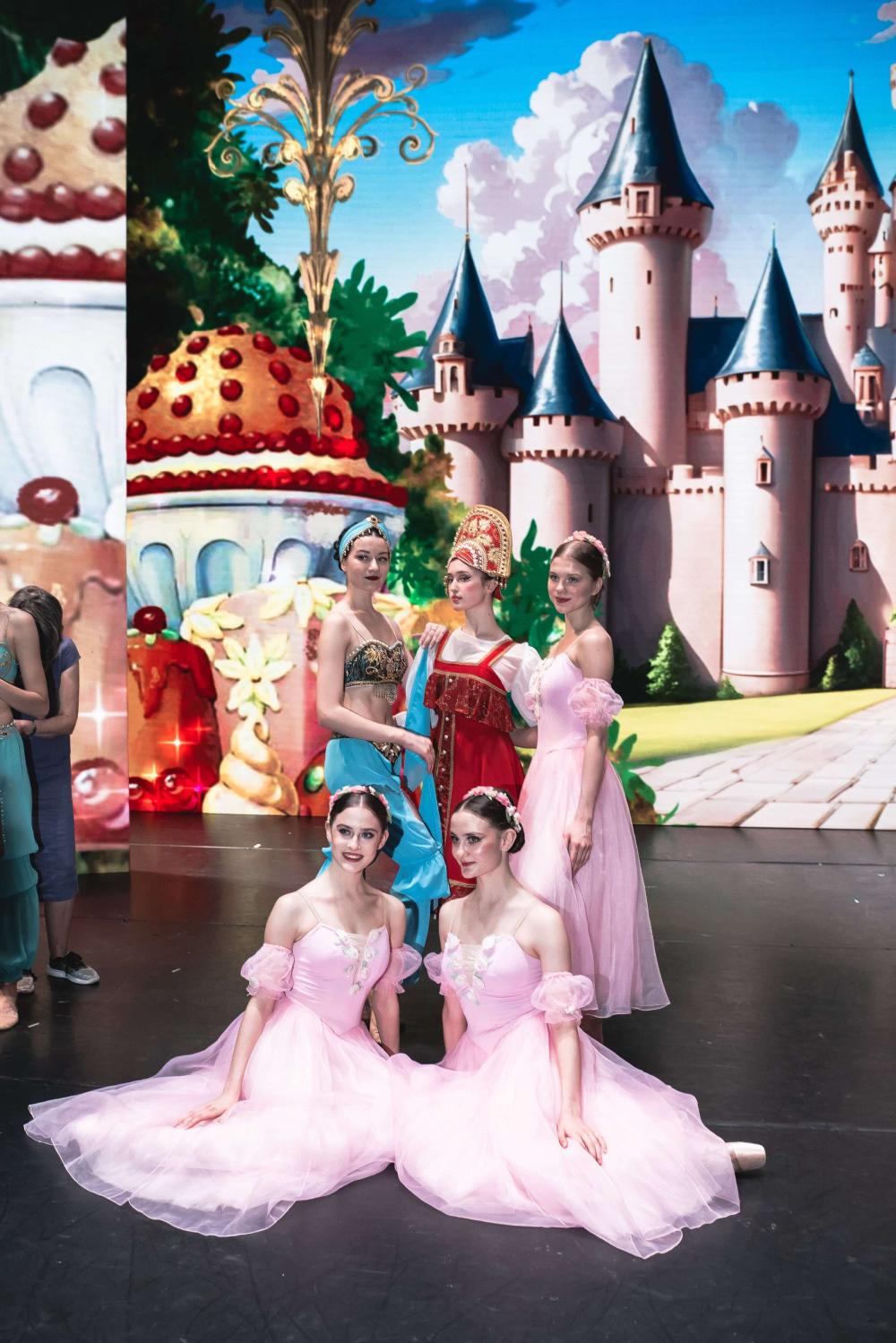 артисты на сцене