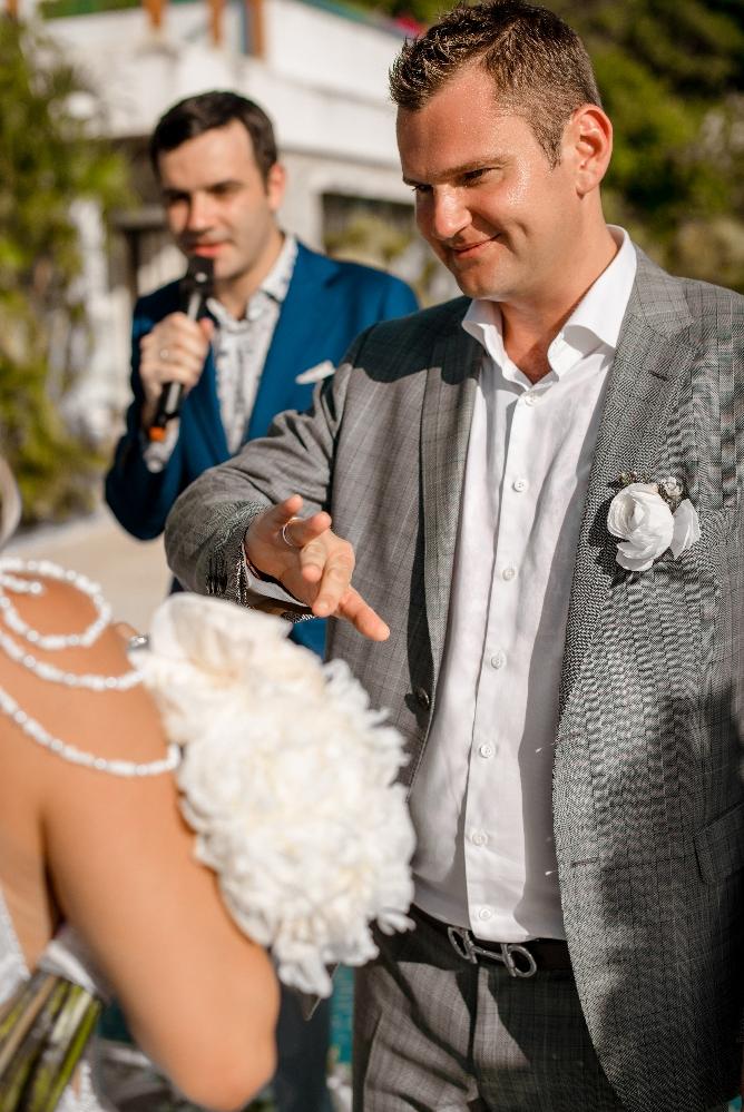 молодожены