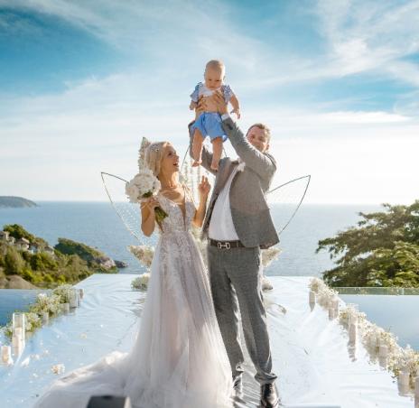 молодожены и гости 13