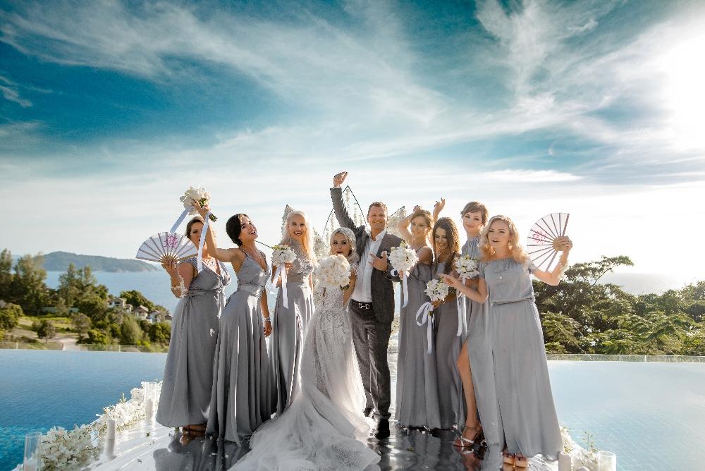 молодожены и гости