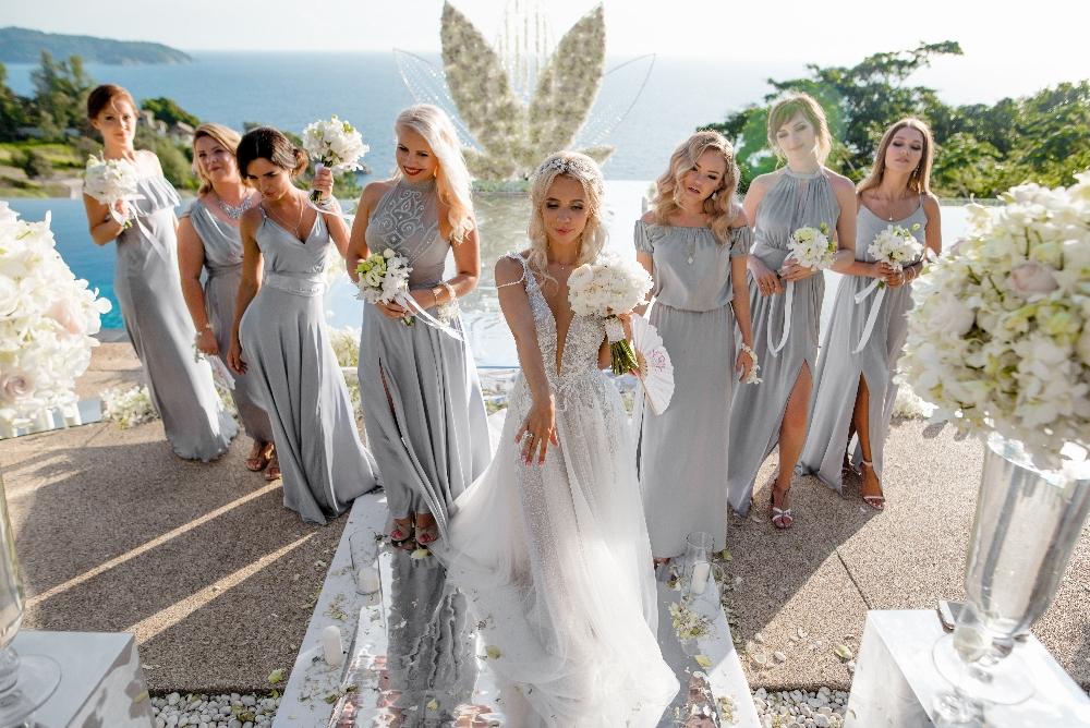 молодожены и гости