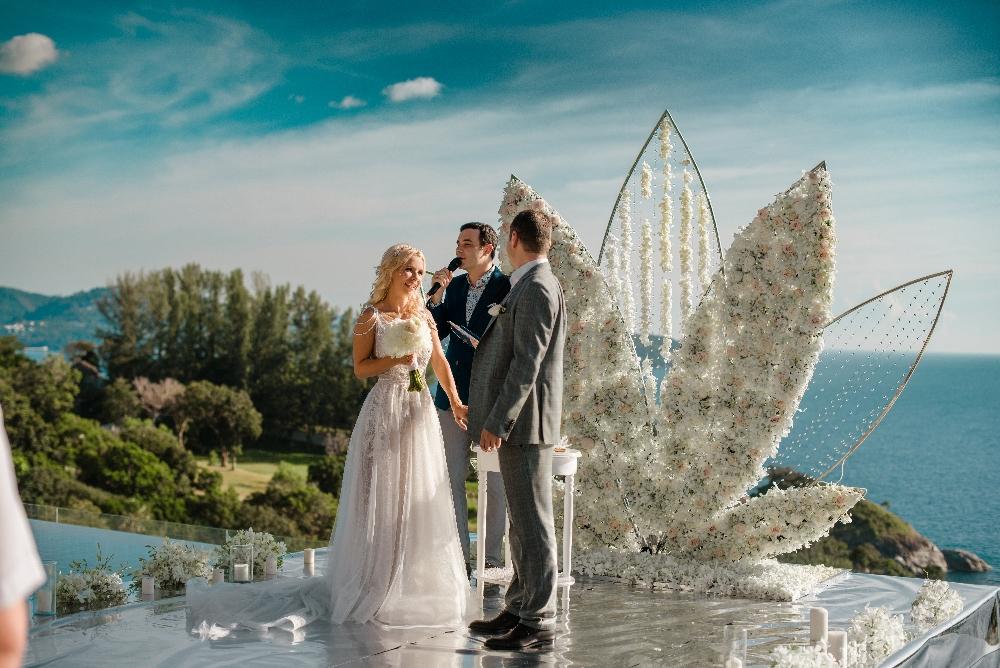 молодожены