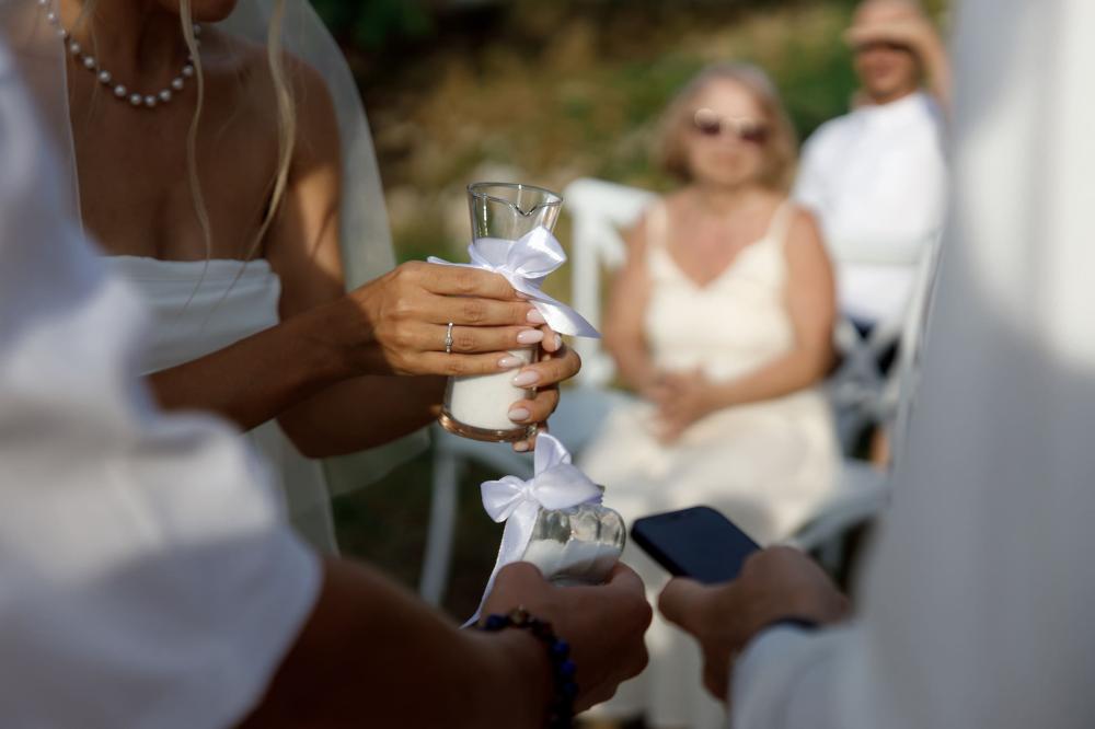 молодожены