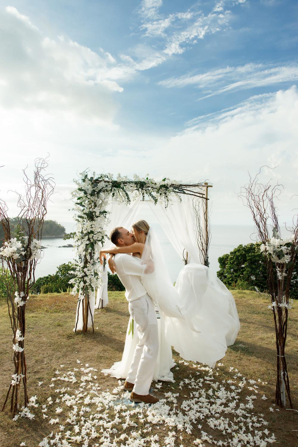 молодожены