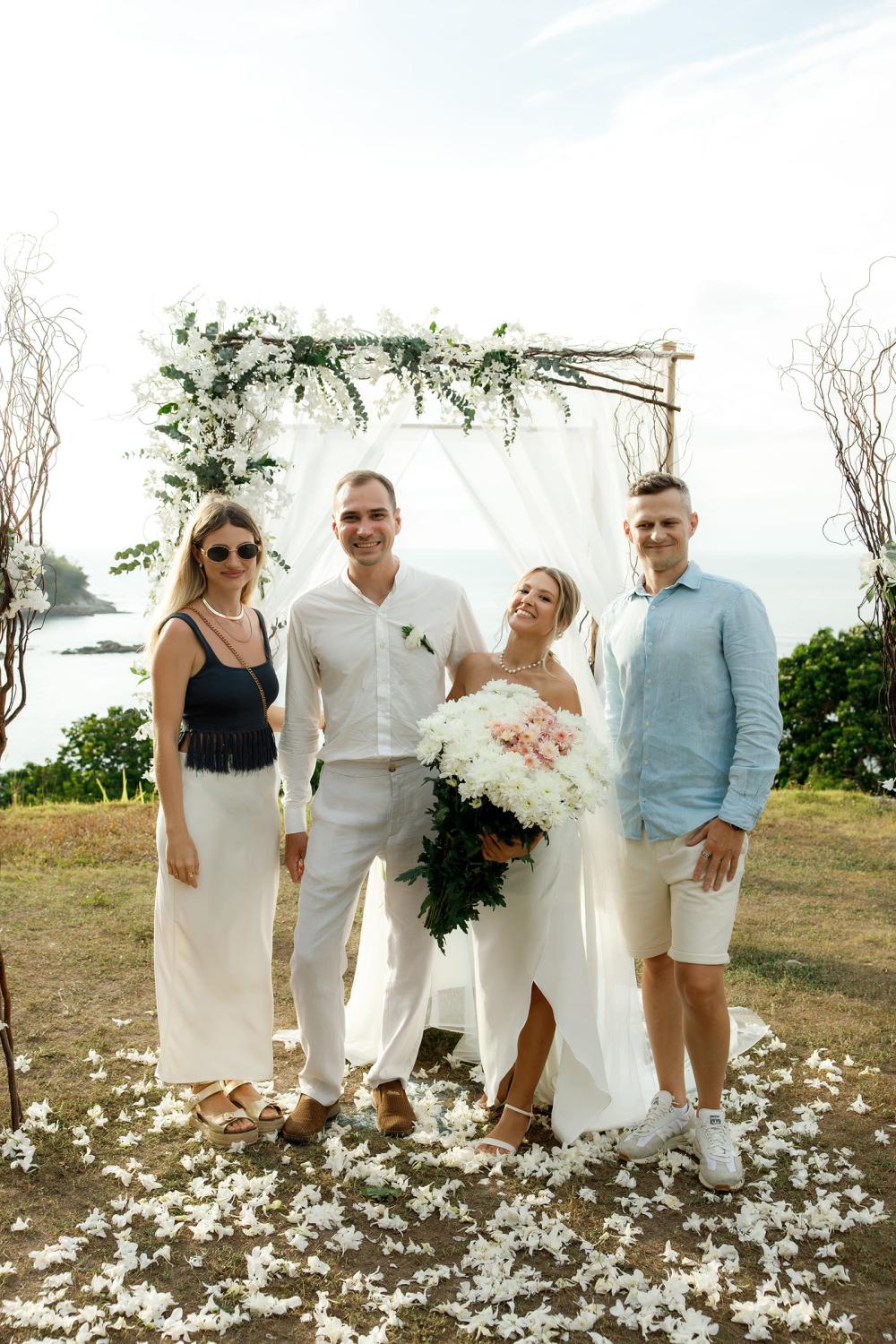 молодожены и гости