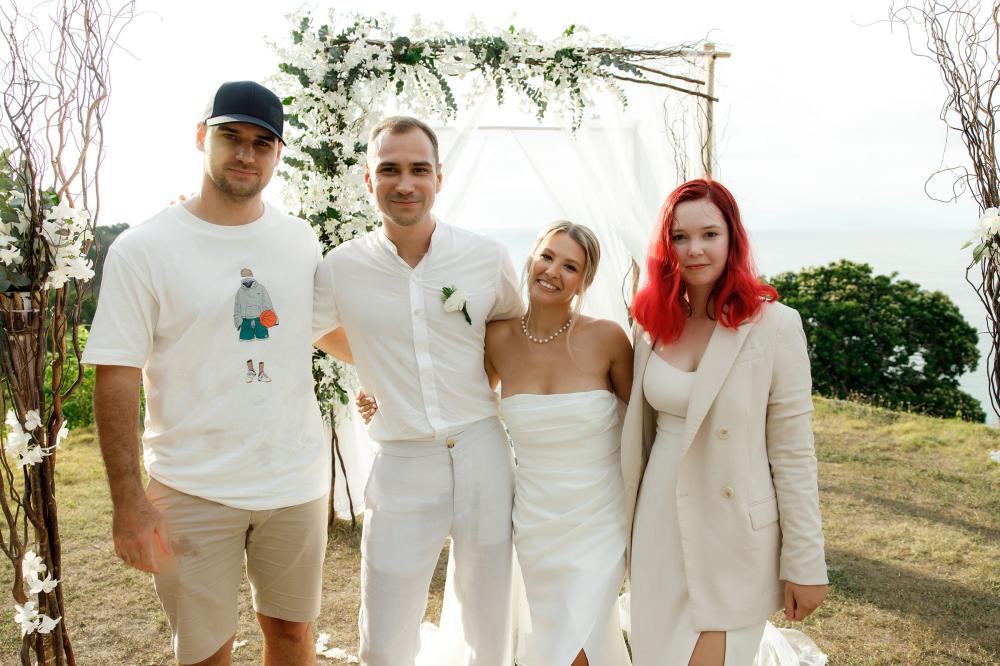 молодожены и гости