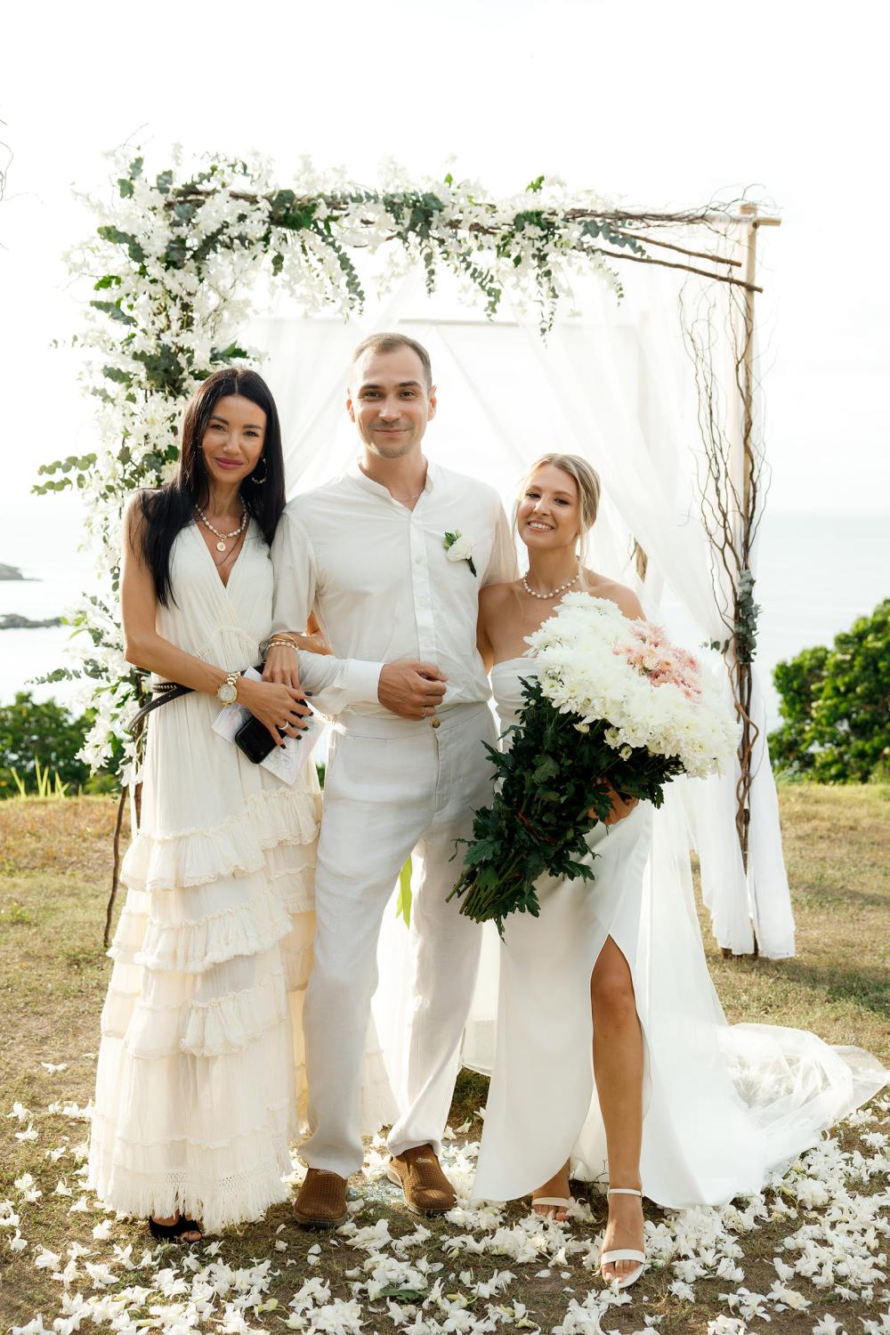 молодожены и гости