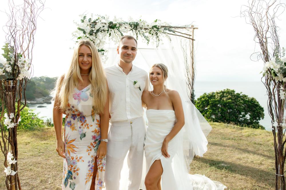 молодожены и гости