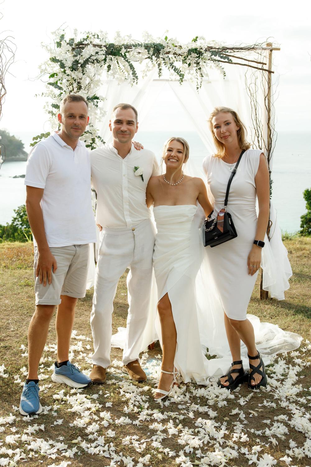 молодожены и гости