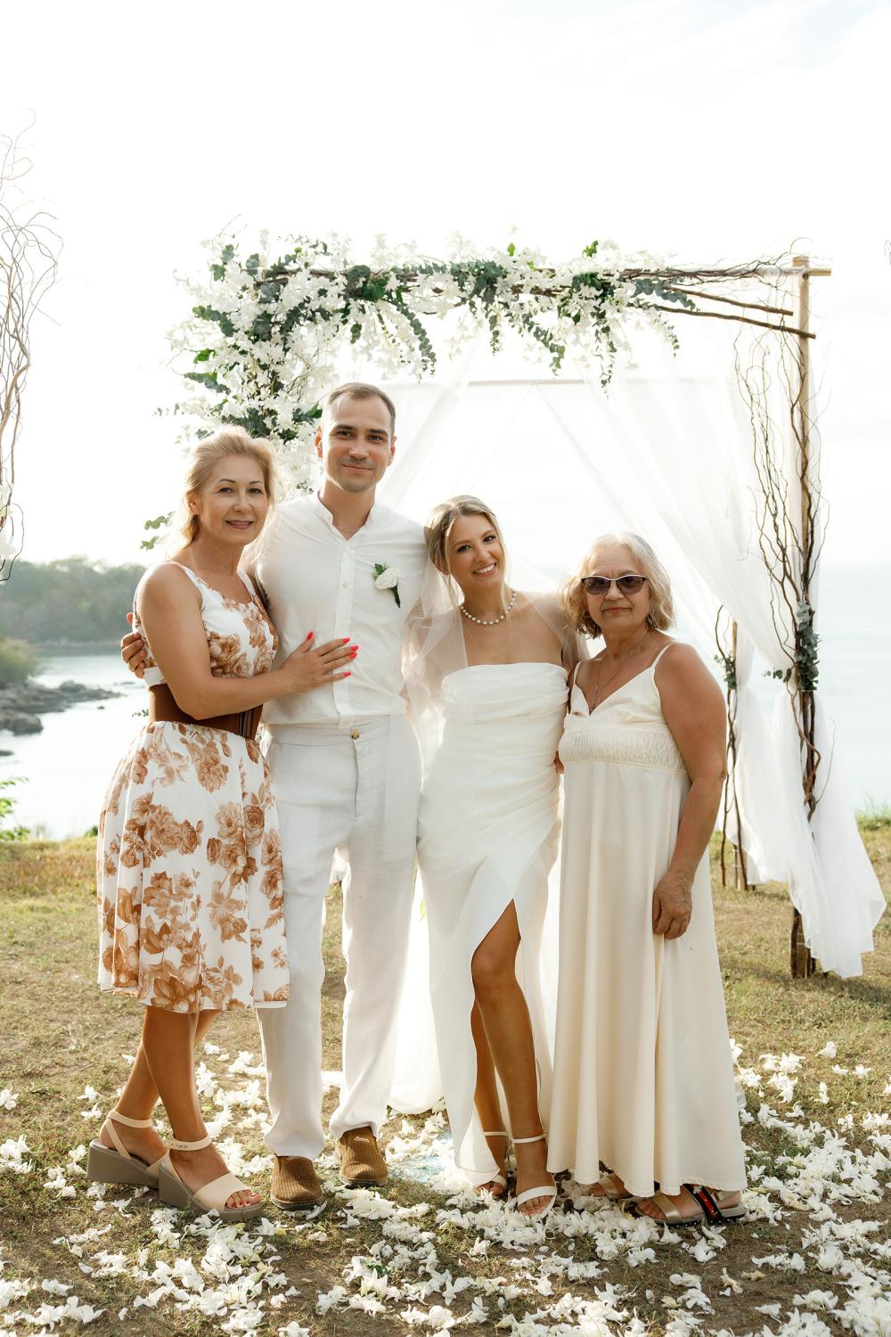 молодожены и гости