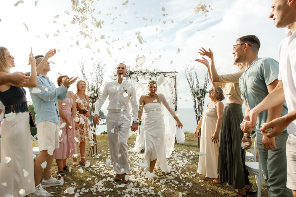 молодожены и гости