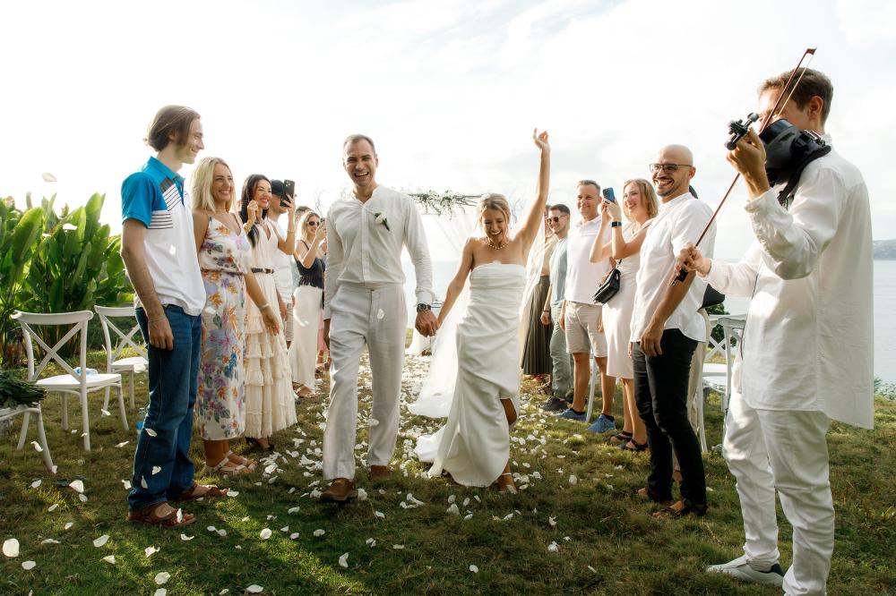 молодожены и гости