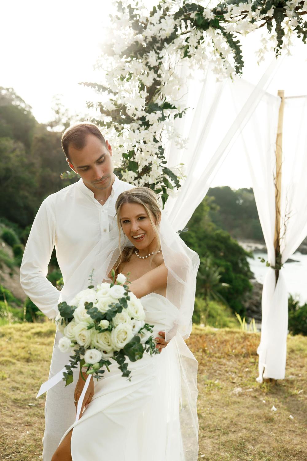 молодожены