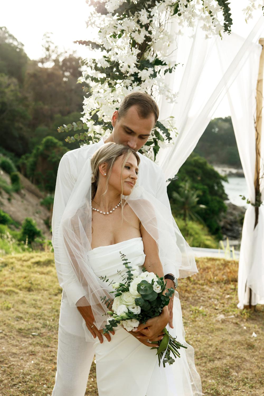 молодожены