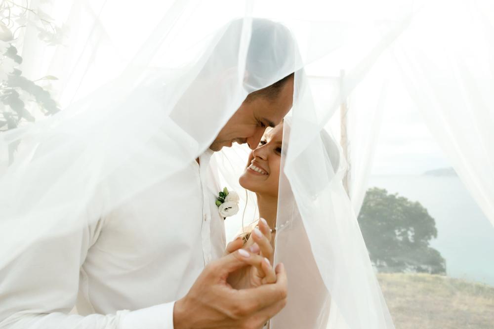 молодожены