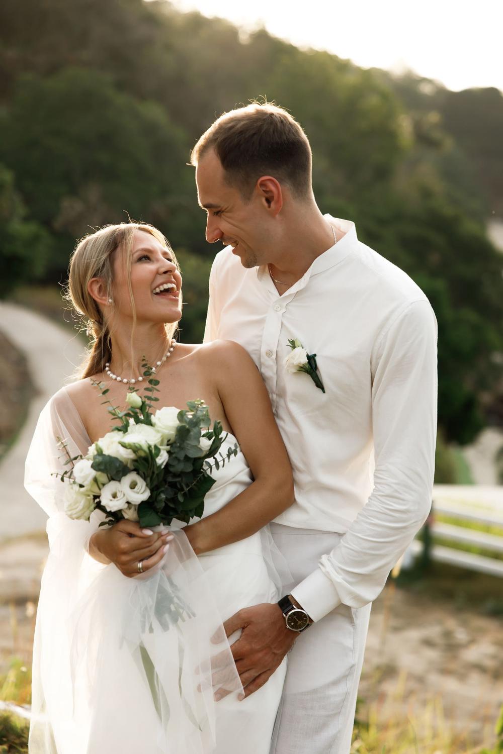 молодожены