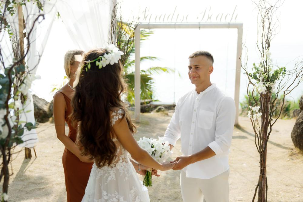 молодожены