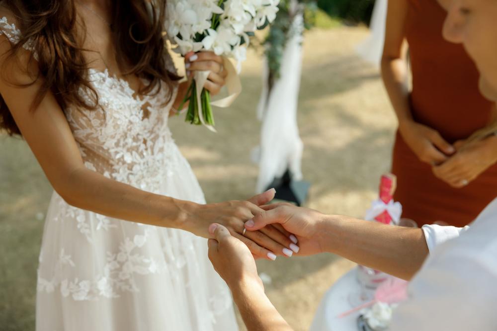 молодожены