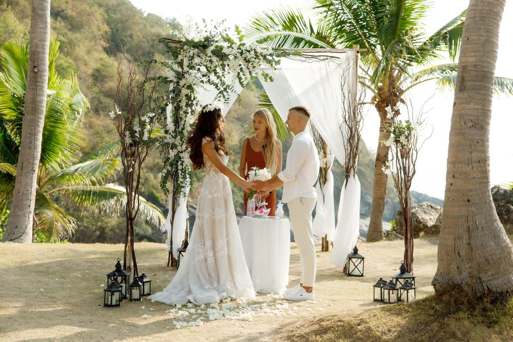 молодожены