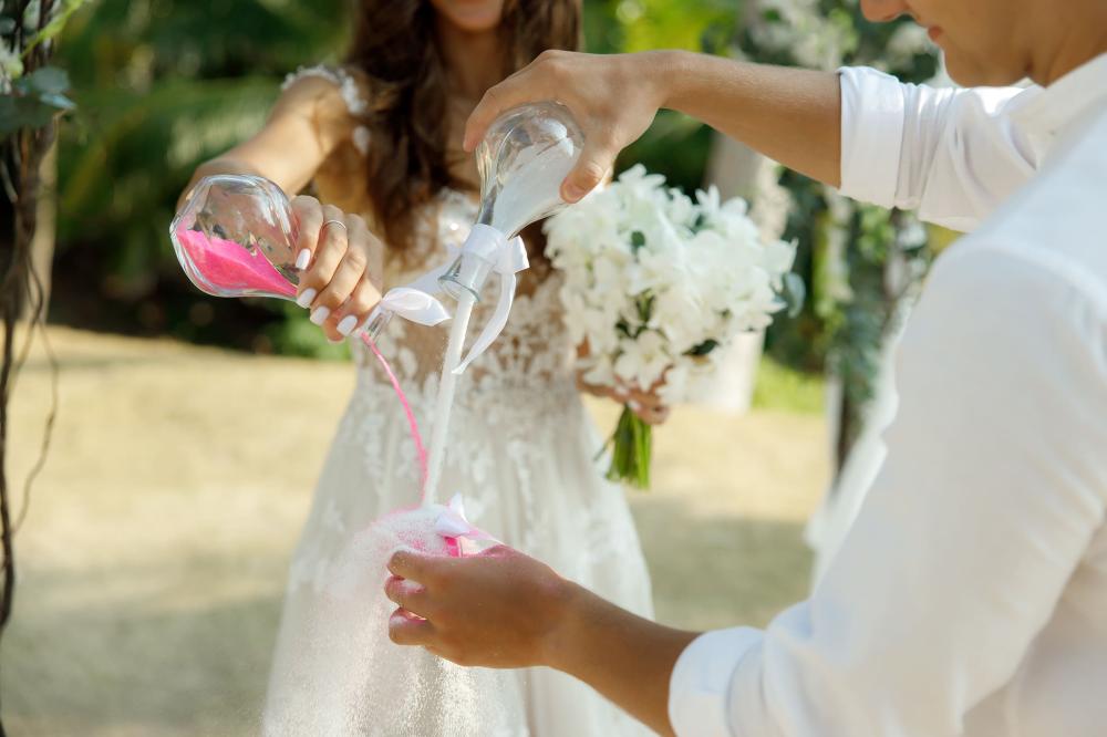 молодожены