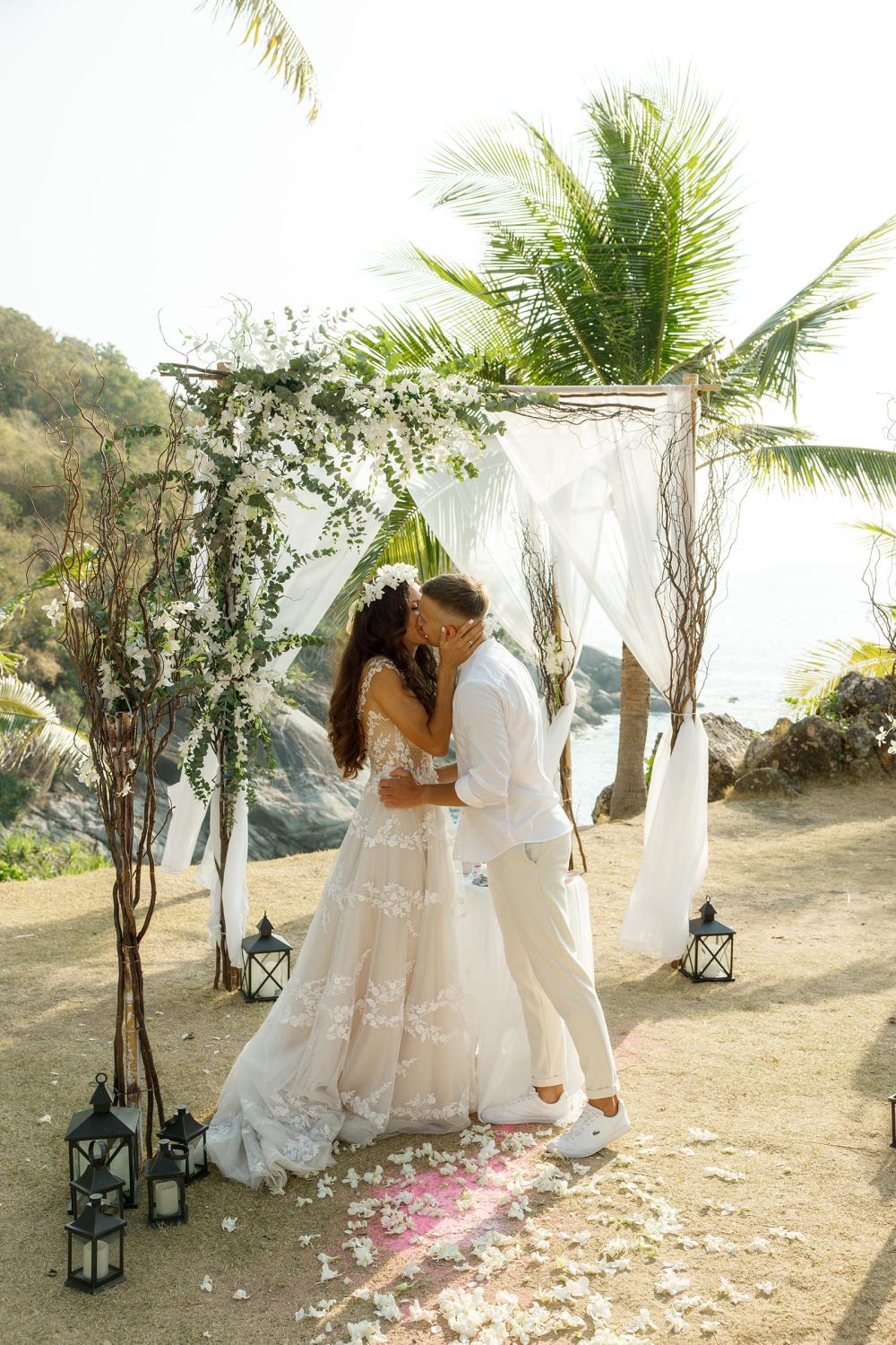 молодожены