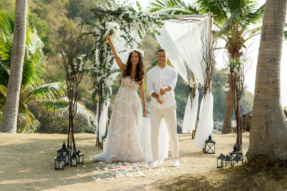 молодожены