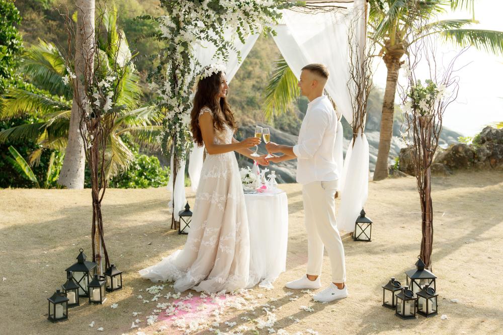 молодожены