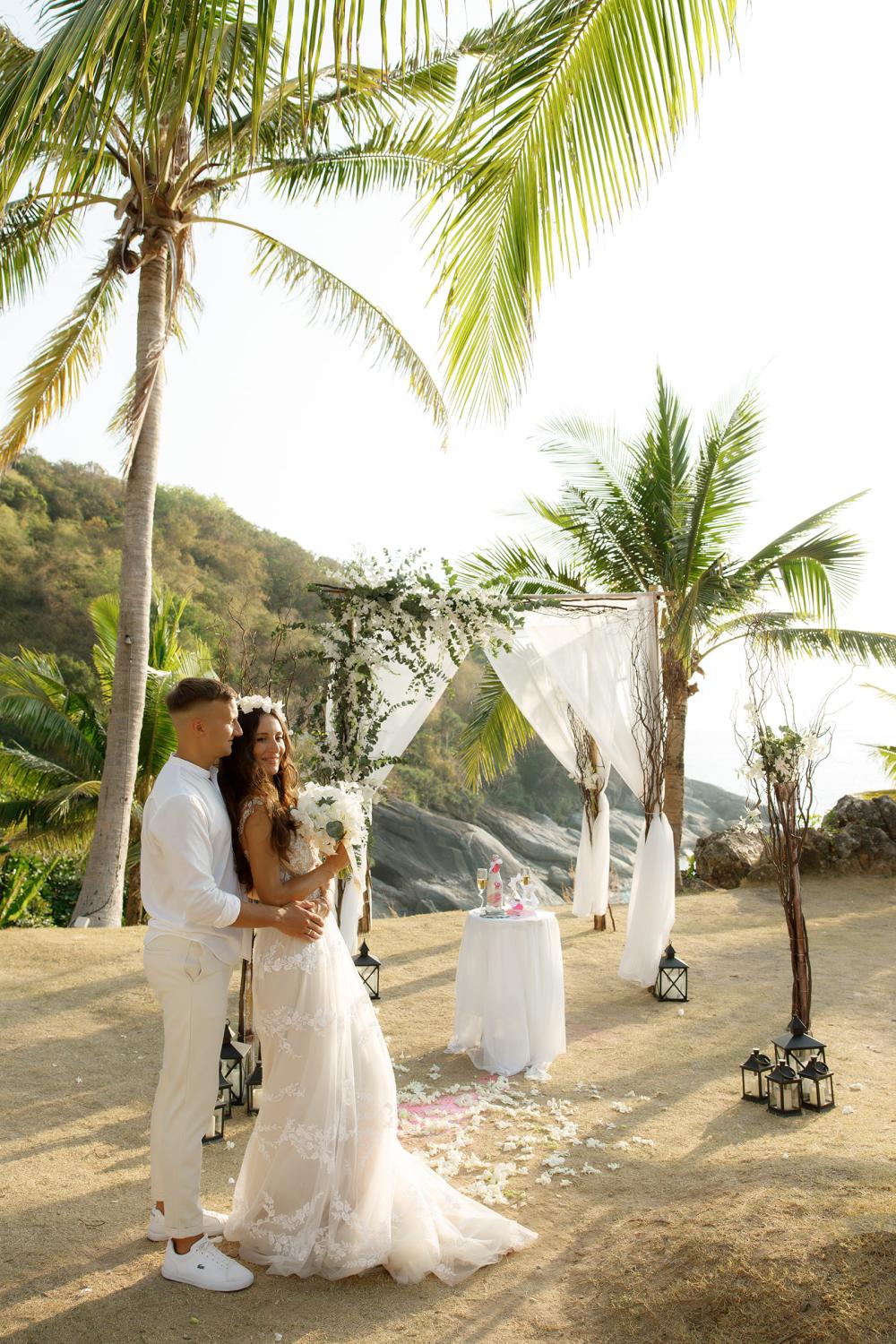 молодожены