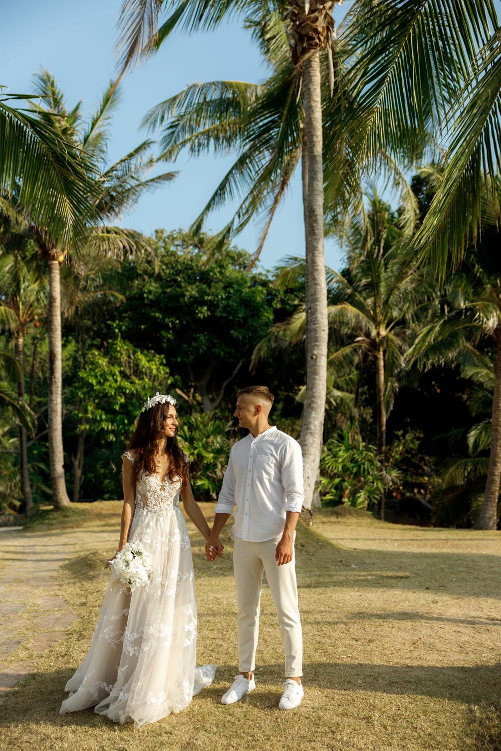 молодожены