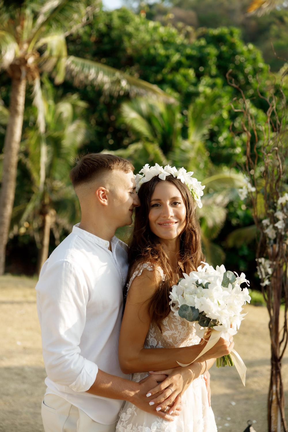 молодожены