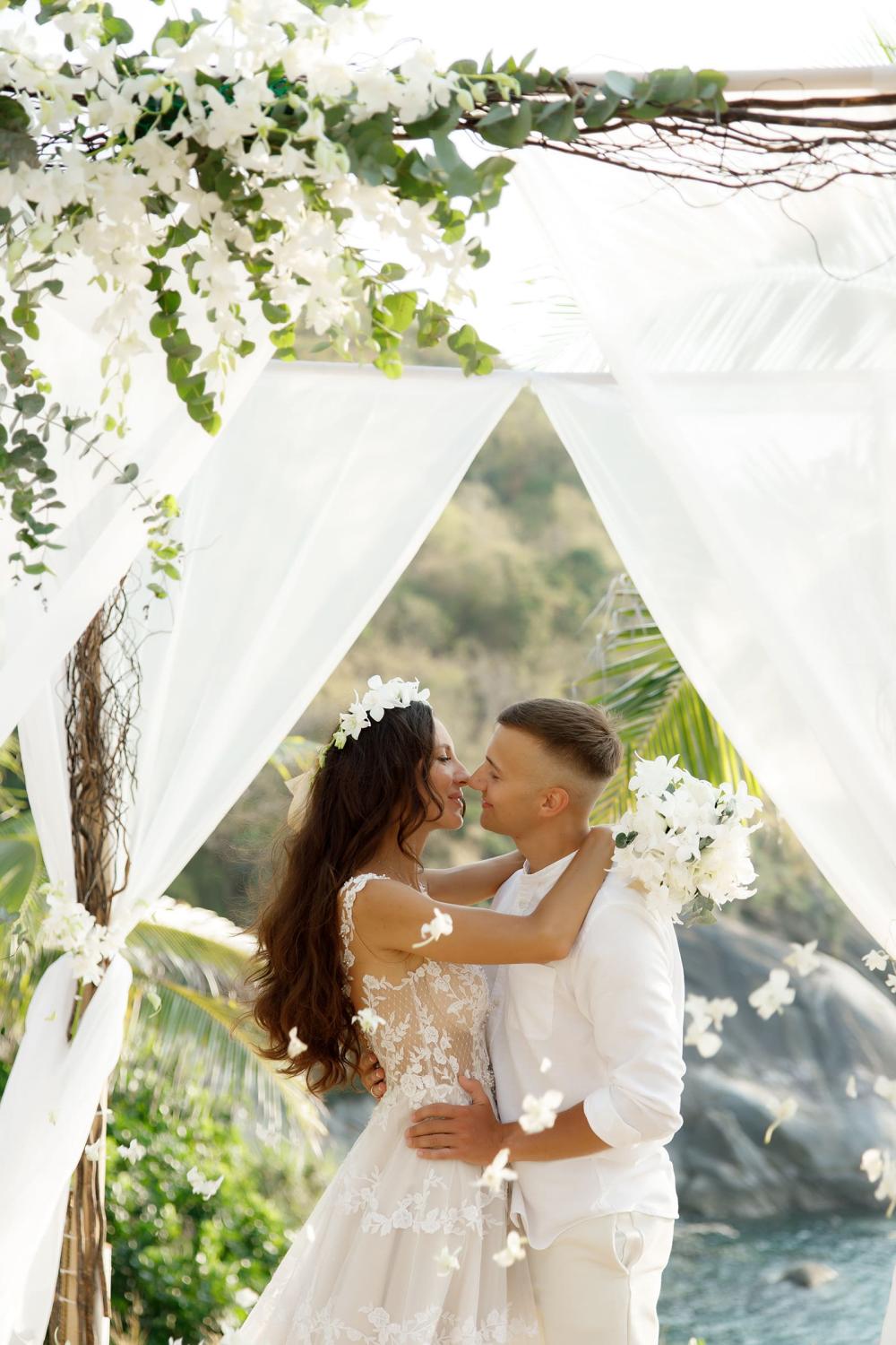 молодожены