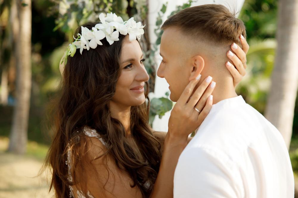 молодожены