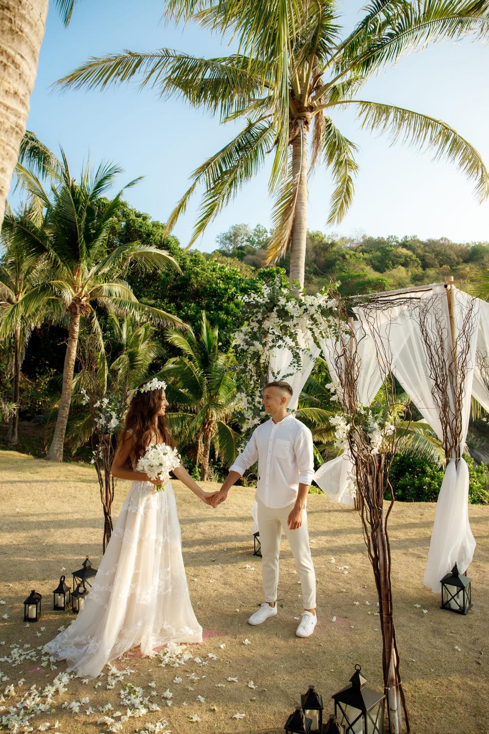 молодожены